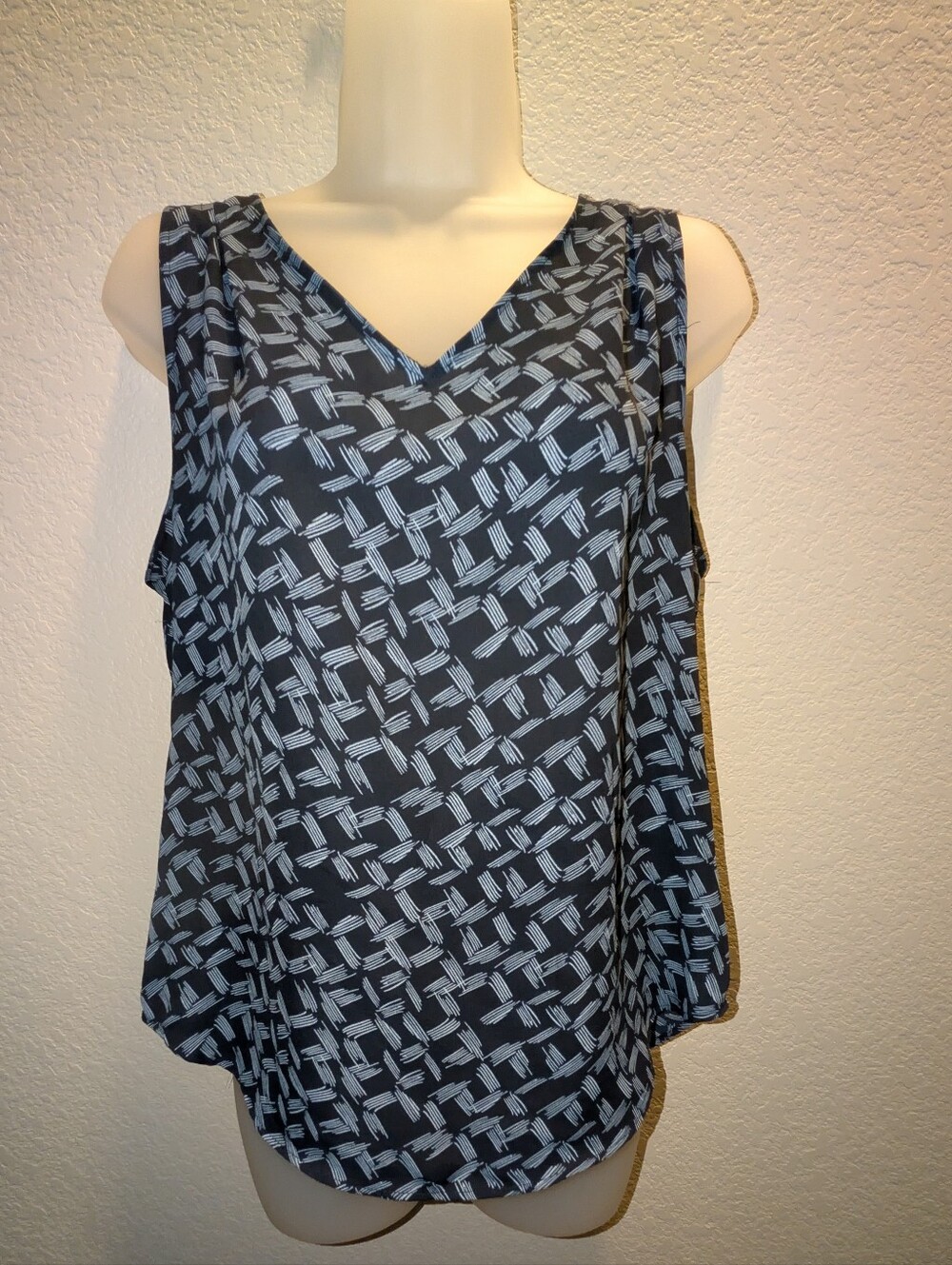 Banana Republic Black & Gray Geometric V-Neck Sleeveless Top